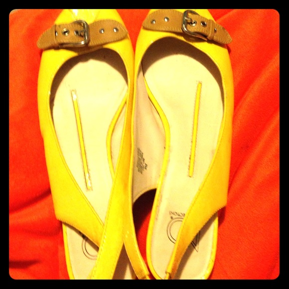 Sandels with short wedge