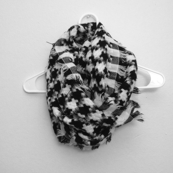 Infinity black and white scarf