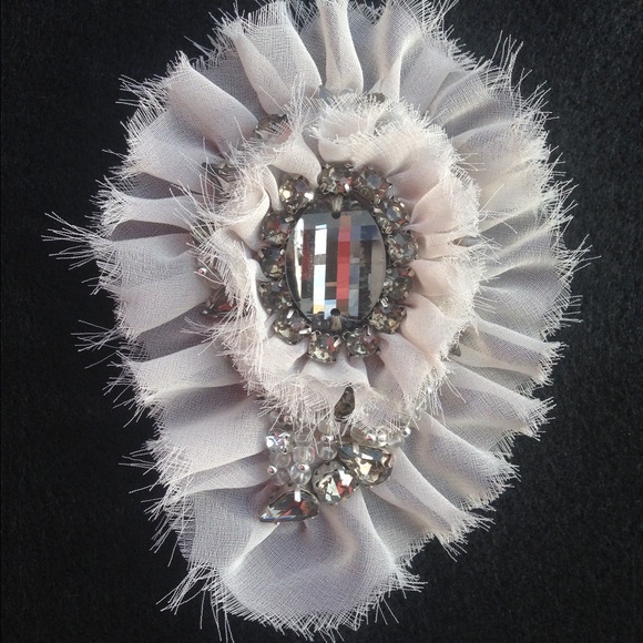 CAbi brooch in silver rhinestones.