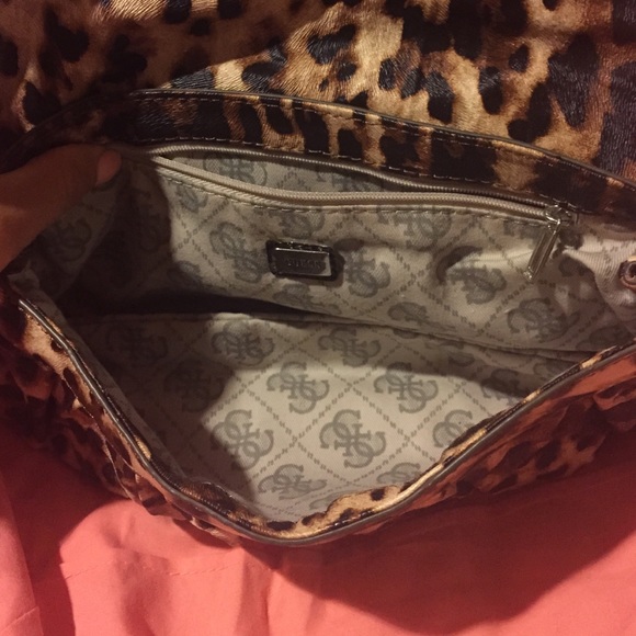 GUESS clutch 👜 - Picture 3 of 4