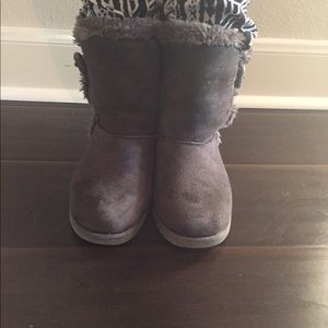 Air Walk suede & faux fur lined boots. Grey. ⭐️