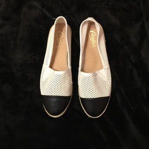 White and black flats