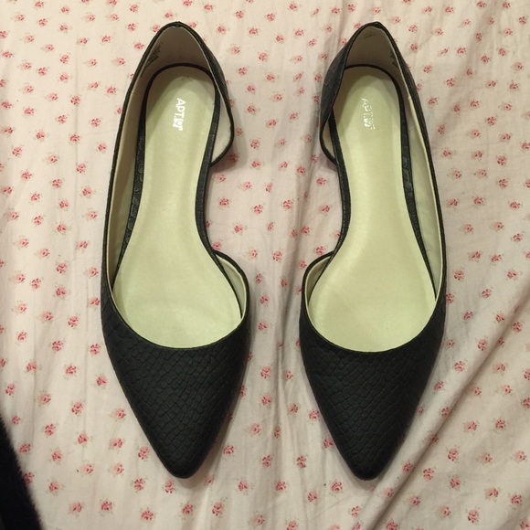 Black pointy flats
