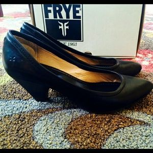 Black Frye Regina Pump 7.5