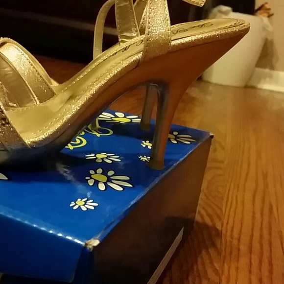 Heels - Picture 2 of 4