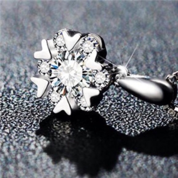 Jewelry - 925k sterling silver cz flower pendant