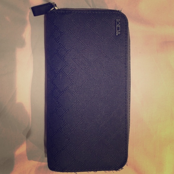 Tumi zip around travel wallet