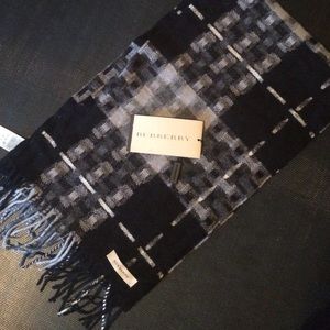 Burberry scarf never worn with tags NEW