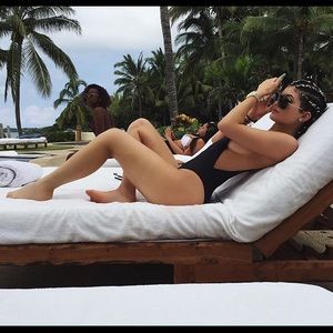 Kylie one piece small blk bnwt