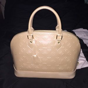 Beige colored vernis Louie Alma style purse