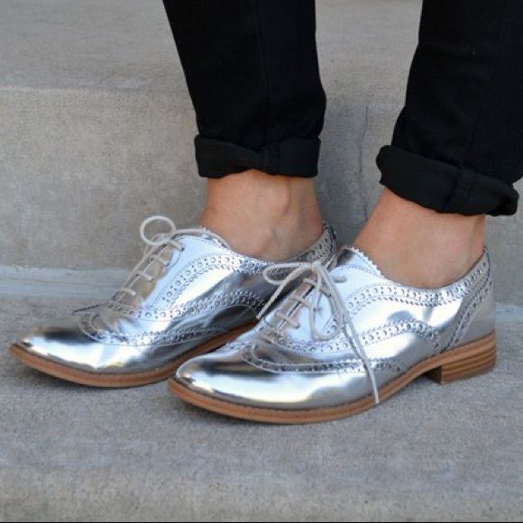 *SOLD* Sam Edelman Silver Oxfords - Picture 1 of 2