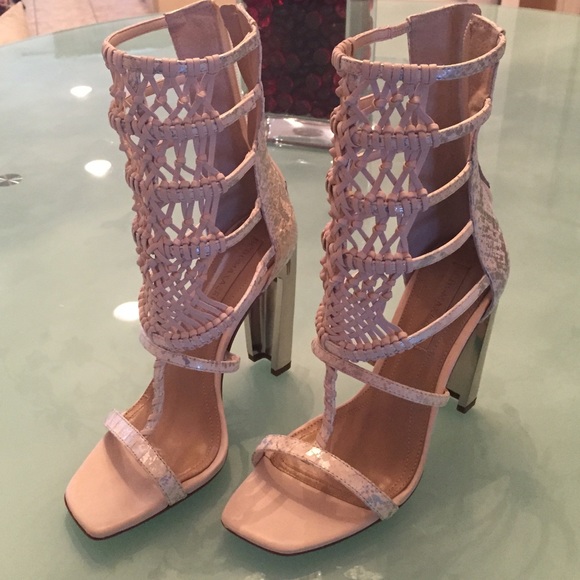 Size 6.5 BCBG NEVER WORN 180
