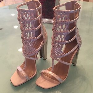 Size 6.5 BCBG NEVER WORN 180