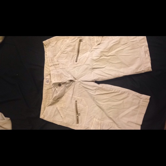 SOLD! BOGO ⚡️ light khaki AE cargo bermuda shorts