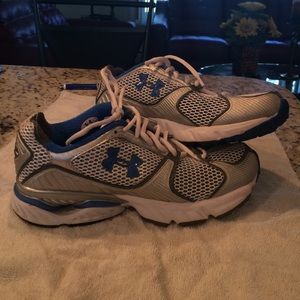 Women's under armour sneakers size 9.