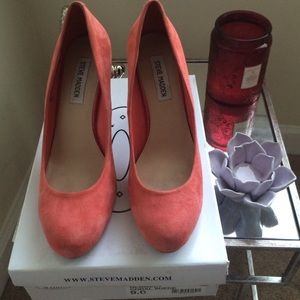 Salmon suede pumps