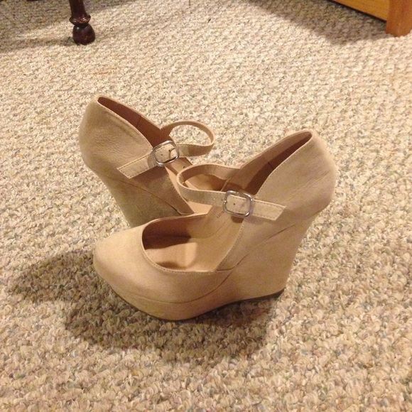 Never Been Worn Nude Wedge - Picture 2 of 4