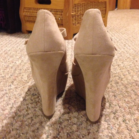 Never Been Worn Nude Wedge - Picture 3 of 4