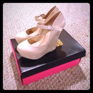 Never Been Worn Nude Wedge