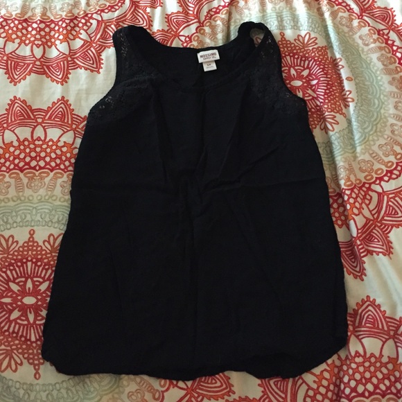 Black tank top w/ lace 🌚