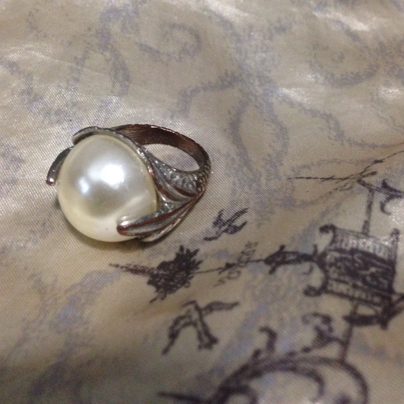 Vintage white pearl ring - Picture 1 of 3