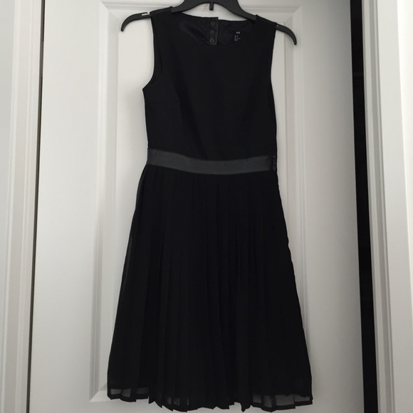 Cute pleated H&M dress