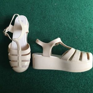 Tan platform jellies