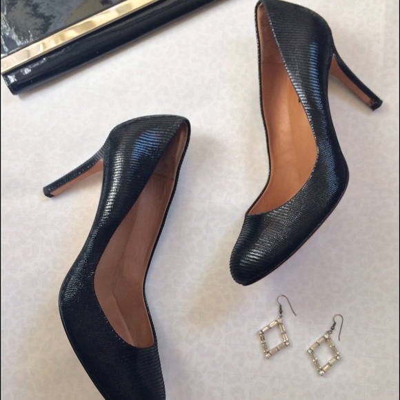 CLASSIC BASIC!! Ann Taylor Black Pumps!!