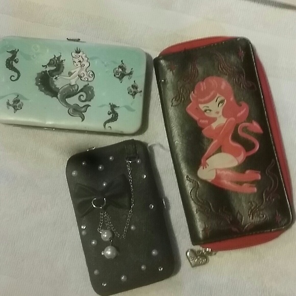 Set of 3 wallets can be bought separately