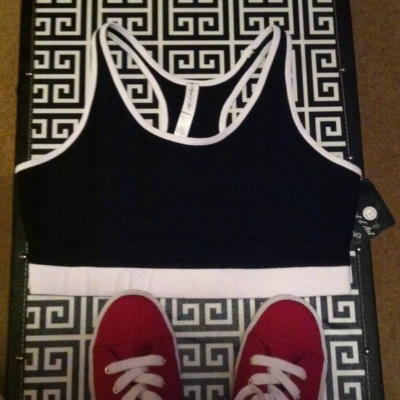 💗CLEARANCE!💗 Activewear Black Midriff Top - Picture 2 of 4