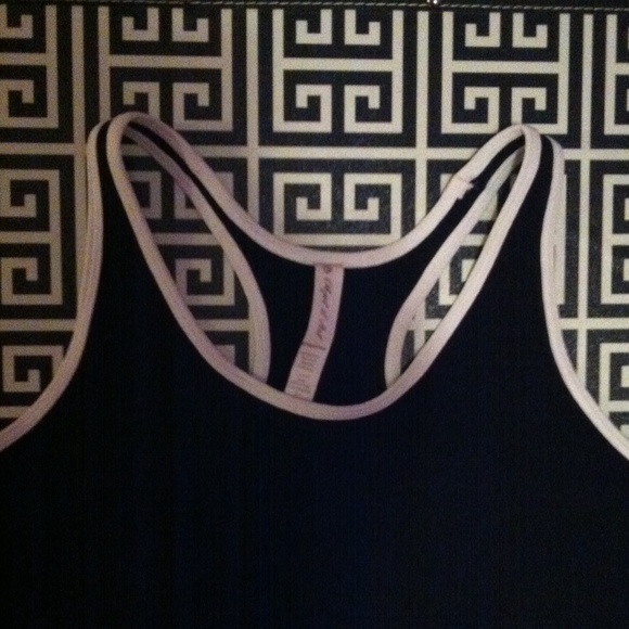 💗CLEARANCE!💗 Activewear Black Midriff Top - Picture 3 of 4