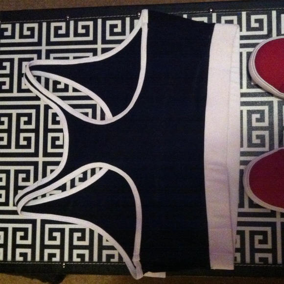 💗CLEARANCE!💗 Activewear Black Midriff Top - Picture 4 of 4