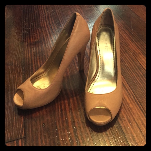 •Nine West• nude peep toe pumps