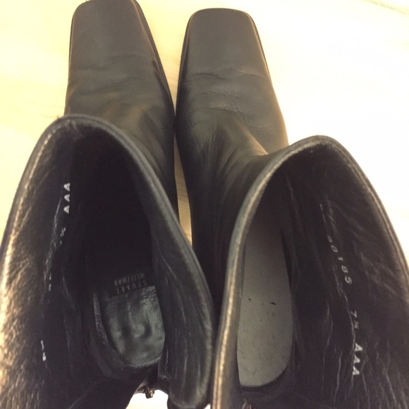 Stuart Weizmann ankle boot. Back zip - Picture 4 of 4