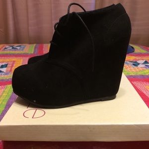 Black wedges