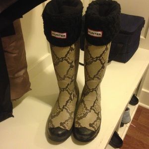 Size 7 crocodile Hunter Boots and Hunter Socks.