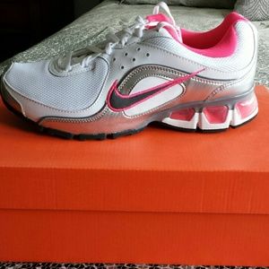 Nike women's Air Max Refersh sneakers
