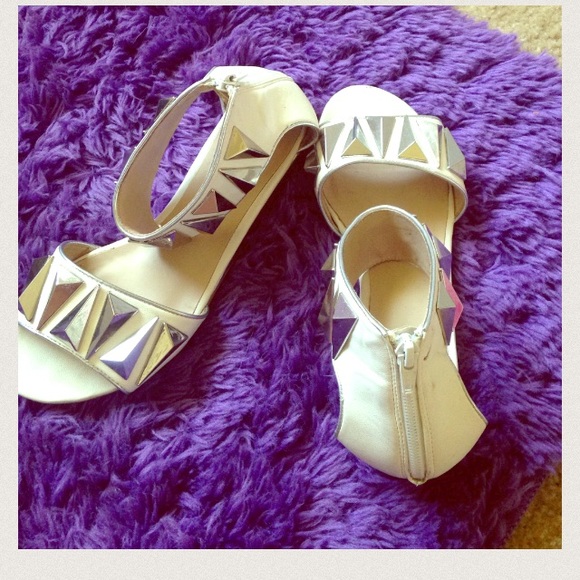 Sandals - Picture 2 of 3
