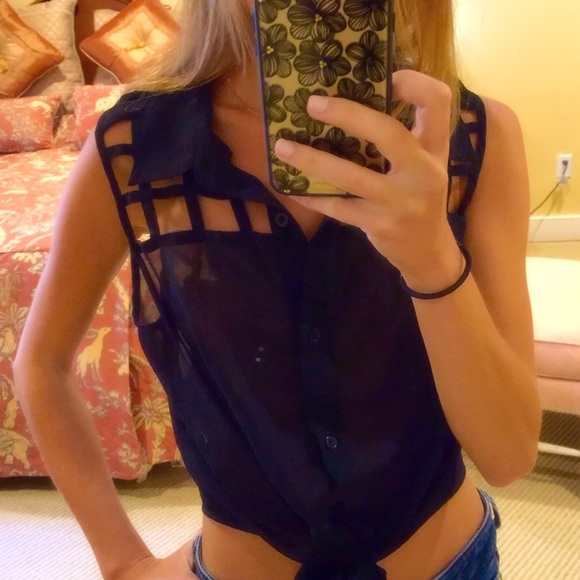 LUSH black crop top front tie - Picture 3 of 3