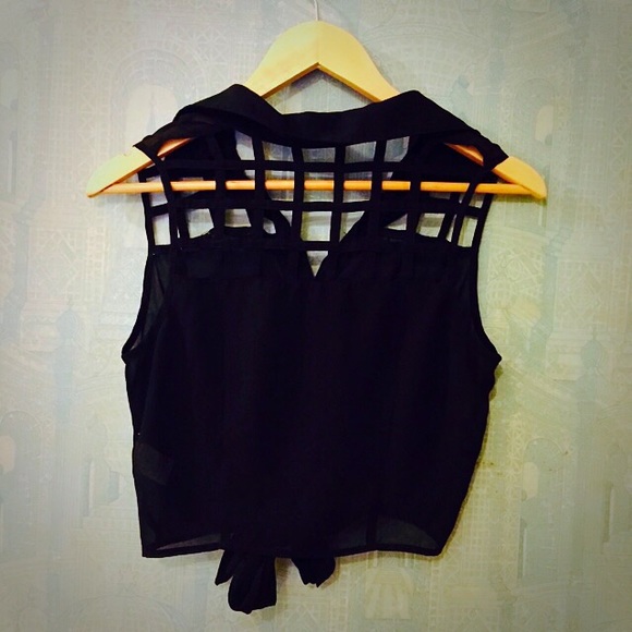 LUSH black crop top front tie - Picture 2 of 3