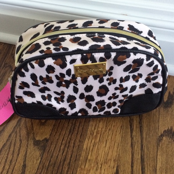 Betsey Johnson Handbags - ✨SALE✨🌹NWT Betsey Johnson large cosmetic bag🌹