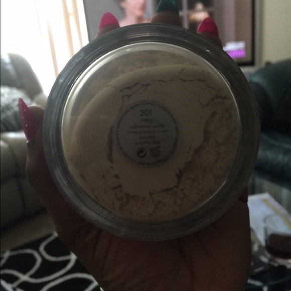Calvin Klein loose powder in ivory 201 - Picture 2 of 2