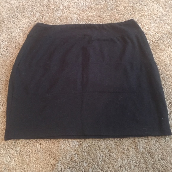 🚫SOLD 🚫 Black Bodycon skirt - Picture 2 of 3