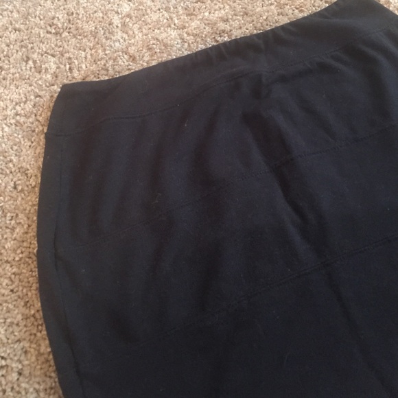 🚫SOLD 🚫 Black Bodycon skirt - Picture 3 of 3