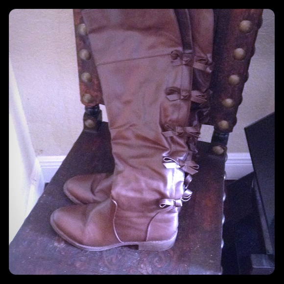 Tall up to the knee brown boots with bow ties 10