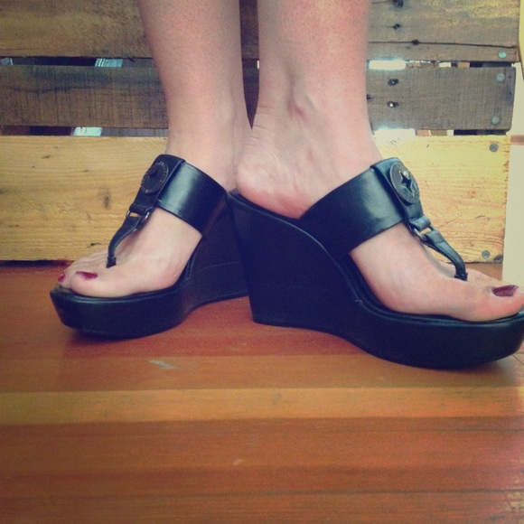 ‼️JUST REDUDED‼️BCBGeneration black thong sandals