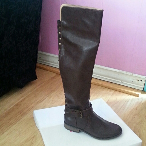 Boots - Picture 2 of 3