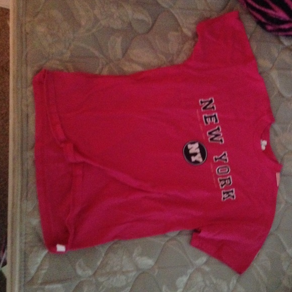 A tee shirt - Picture 1 of 1