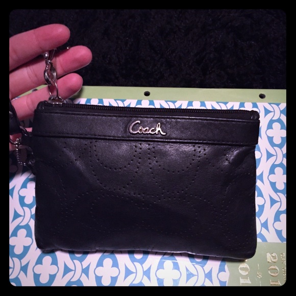 🚨 SOLD!!!!!!! Authentic black coach wristlet