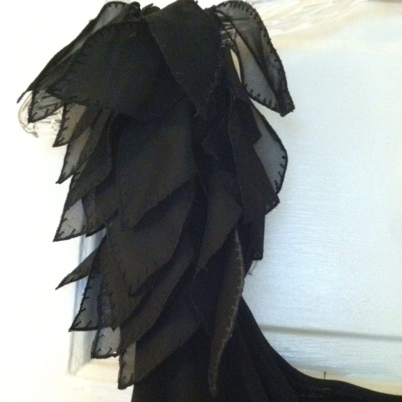 Black one shoulder short rouched dress. - Picture 2 of 3